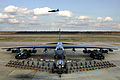 طائرة بي-52 مع عرض للأسلحة التي يمكنها حملها في قاعدة باركسديل الجوية، لويزيانا
