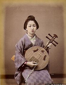 Japanese girl playing on gekin, Baron Raimund von Stillfried und Rathenitz (1839-1911) Baron Raimund von Stillfried und Rathenitz (1839-1911) - Girl playing on gekin - n. 1007.jpg