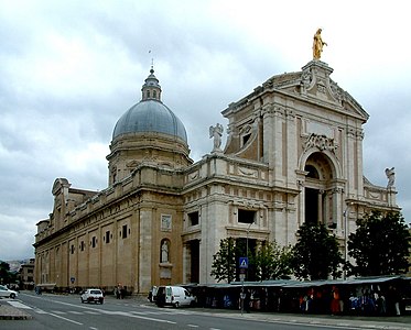 Vista lateral revelando o tamanho da basílica.