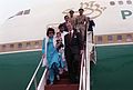 Pakistanin pääministeri Benazir Bhutto saapumassa valtiovierailulle vuonna 1989