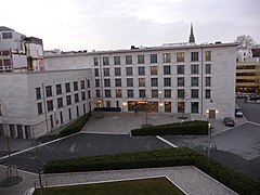 Blick von der Burg über den Innenhof auf den rückwärtigen Eingang des Hotels