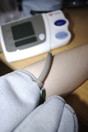 English: Measuring blood pressure at home with...