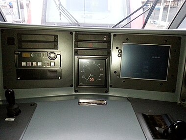 En face du conducteur se trouve le KVB, le compteur de vitesse ainsi qu'un écran tactile de contrôle et de commande.
