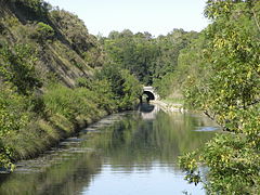 Le tunnel Saint-Léonard (chemin de halage sur la droite) fait partie du canal de Marans à La Rochelle.