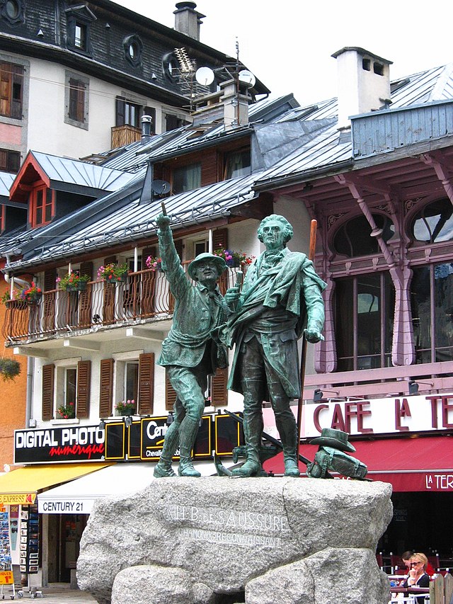 Estátua de H.-B. de Saussure e de Jacques Balmat no centro da cidade