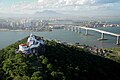 Convento da Penha, al lado el tercer Puente y al fondo la ciudad de Vitória.