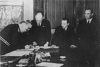 Engelbert Dollfuss (Rakousko), Gyula Gömbös (Maďarsko) a Benito Mussolini (Itálie) 17. března 1934 při podpisu Římských protokolů o vzájemné hospodářské a politické spolupráci