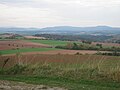 Blick von der Roten Warte über die Hügellandschaft bis zum Rotenberg und zum Harz