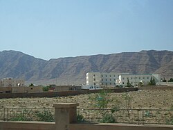 Vista parcial de El Ksar com o Djebel Ben Younes ao fundo