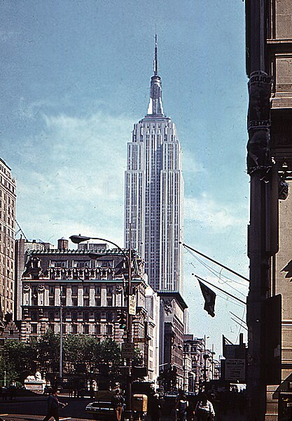 http://upload.wikimedia.org/wikipedia/commons/thumb/e/ee/Empire_State_Building_%281971%29.jpg/417px-Empire_State_Building_%281971%29.jpg