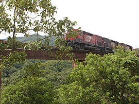 Estrada de Ferro Central do Paraná atravessando a Serra do Cadeado, na região de Faxinal