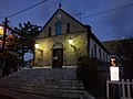 Façade de l'église éclairée pendant la nuit.