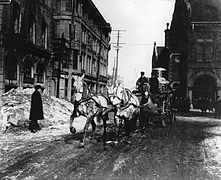 Pompe à incendie quittant la caserne de pompiers Youville, vers 1900[13]