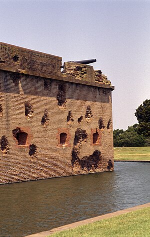 стена форта Пуласки изрешечённая снарядами в наши дни