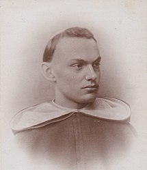 Bruin-witfoto uit ca. 1893 van frater Benedictus Jansen O.P. (Petrus Josephus Maria Jansen, 1873-1896) genomen door de Schiedamse fotograaf Jan van Diggelen (1836-1925).[57] Het werd door het atelier Société Belge des Portraits Bogaerts te Brussel gebruikt als basis voor de vervaardiging van een olieverfportret.[58][59].