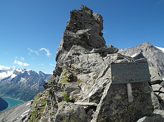 Hinweisschild zum Friesenberghaus am Übergang der Friesenbergscharte