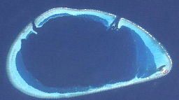 Landsat-bild över Gaafaruatollen Ön Gaafaru till höger