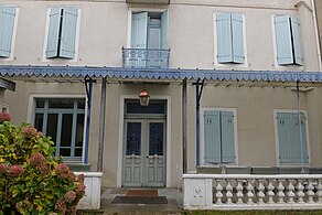 Façade côté jardin avec la marquise.