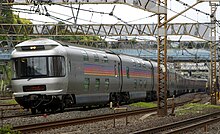 優等列車は速達列車と豪華列車に二分される 左:ひたち 右:カシオペア