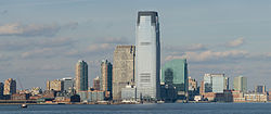 Lo skyline di Jersey City, visto dal porto di New York. La torre al centro dell'immagine è la Torre Goldman Sachs, l'edificio più alto del New Jersey