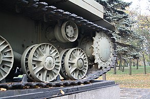 Ходовая тяжёлого танка КВ-85, вид на корму и ведущую звёздочку сзади