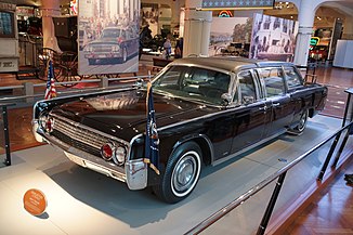سيارة رئاسة الجمهورية  [لغات أخرى]‏, 1961 Lincoln Continental convertible, shown after permanent top conversion