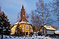 Kirche (mit Ausstattung) mit Kirchhof und Grabplatte an der Kirchenwand