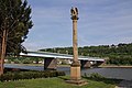 Nachbau des Brückenmonuments mit der Pfaffendorfer Brücke dahinter