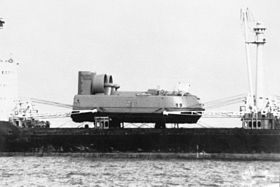 輸送艦甲板上のレベッド型（1985年）