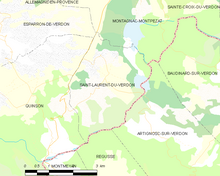 Carte élémentaire montrant les limites de la commune, les communes voisines, les zones de végétation et les routes