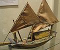 דגם של ספינת מטען ותחבורה מסוג "פראו", אינדונזיה, אמצע המאה ה-20. הדגם עשוי עץ צבוע ובד