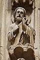 Vue d'une statue ornant le portail de la Vierge sur la façade ouest de la cathédrale Notre-Dame de Paris.