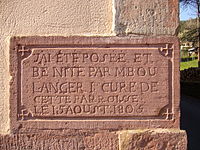 Pierre angulaire encastrée dans le mur de l'église Sainte Rosalie