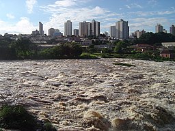 Piracicaba, med Piracicabafloden i förgrunden.