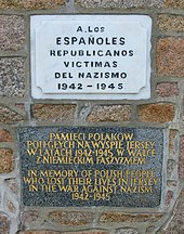 Plaques: "To Republican Spaniards victims of Nazism 1942-1945" - "In memory of Polish people who lost their lives in Jersey in the war against Nazism 1942-1945" Pliaque Polonnais Espangnos Crematorium Jerri.jpg