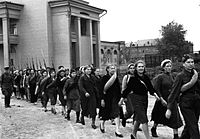 Vojáci Vsjevobuče[4] pochodují Moskvou, na pozadí stadión Avtomobilist, 1. září 1941