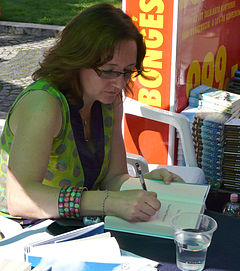 Az írónő könyvét dedikálja az Ünnepi Könyvhéten. Budapest, 2010. június