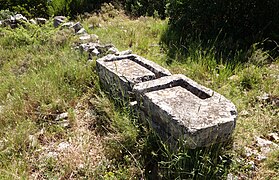 Pierres taillées de la chapelle du Roc de Pampelune.