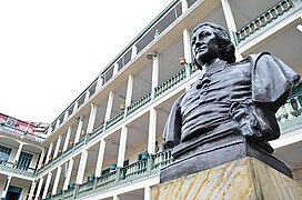 Busto de San Juan Bautista De La Salle en el patio central.