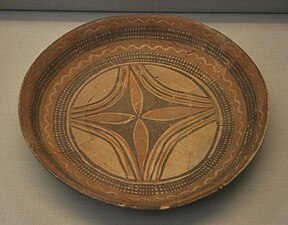 Plat decorat amb pintura, Halaf tardà (c. 5600-5200 aC.), Tell Arpachiyah. Museu Britànic