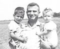 שושן עם שני בניו גיורא וארנון, 1962