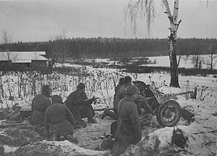 Расчёт 45-мм противотанковой пушки 53-К на окраине деревни под Москвой, ноябрь—декабрь 1941 года