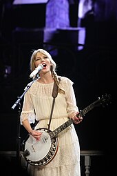 Oq libos kiygan Taylor Swift „Speak Now“ turnesida