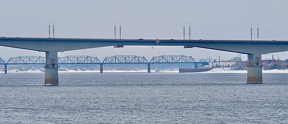 На дальнем плане Камский железнодорожный мост