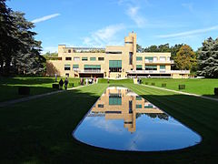 La villa et son reflet dans le bassin du jardin.