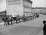Tysk ockupationstrupp på marsch söderut på Oslo gate över Geitabru, april 1940