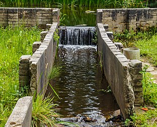 Modelo de um tanque de resfriamento para uma central elétrica (modelo M1193/M1217) em Waterloopbos, um antigo centro de pesquisa hidrológica em Marknesse, Noordoostpolder, província da Flevolândia, Países Baixos. Um tanque ou lagoa de resfriamento é um corpo de água artificial formado principalmente com a finalidade de resfriar água aquecida e/ou armazenar e fornecer água resfriada para uma usina de energia ou instalação industrial próxima, como uma refinaria de petróleo, fábrica de celulose e papel, fábrica de produtos químicos, siderúrgica ou fundição. (definição 3 943 × 3 195)