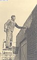 אחד מחברי ההכשרה בחווה צובע קיר בניין (סביבות 1937–1938)