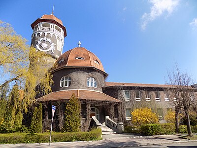 Le bâtiment avec son aile droite.