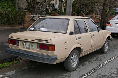 400px-1982_Toyota_Corolla_%28KE70%29_SE_sedan_%282015-07-14%29_02.jpg